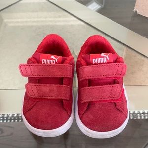 Puma Smash v2 size 4C in Red and white
